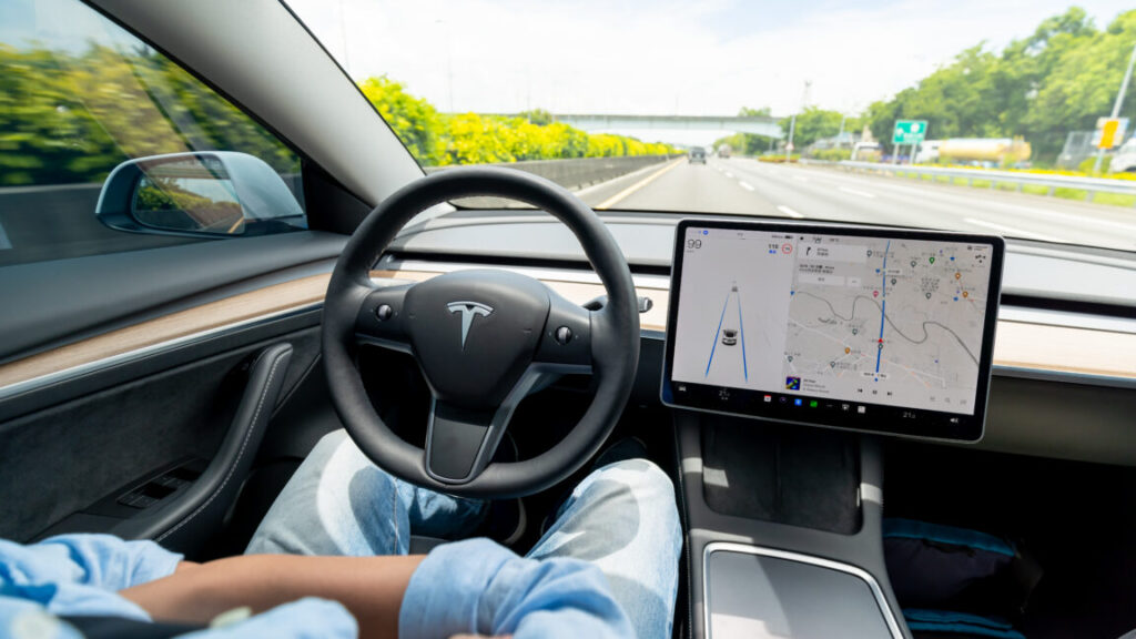 tesla-kills-autopilot,-locks-lane-keeping-behind-$99/month-fee