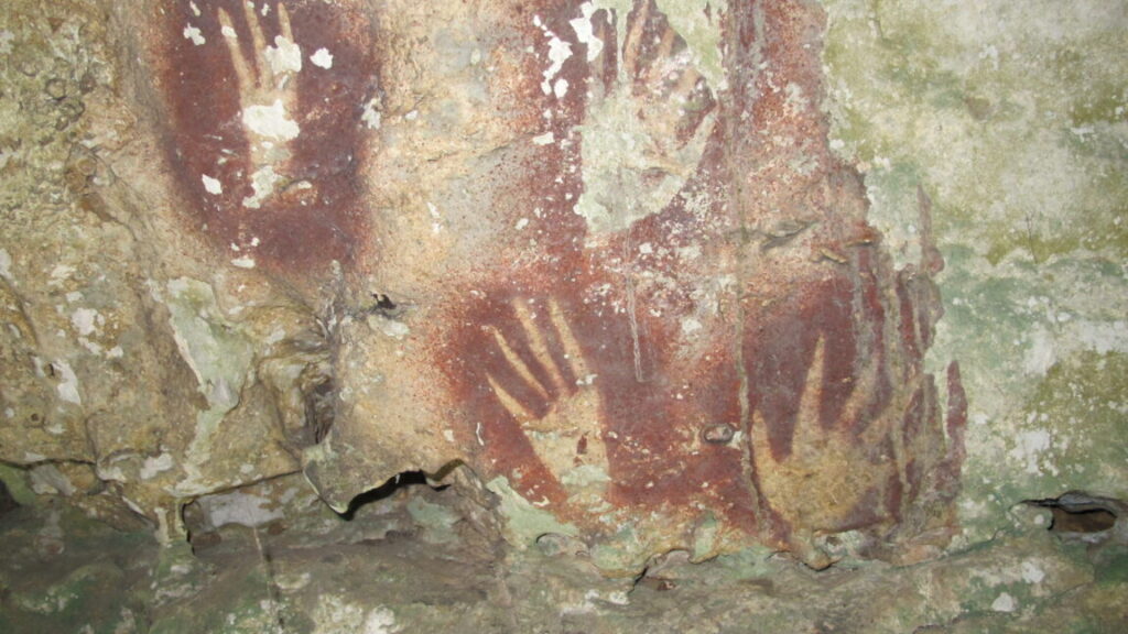 this-67,800-year-old-hand-stencil-is-the-world’s-oldest-human-made-art