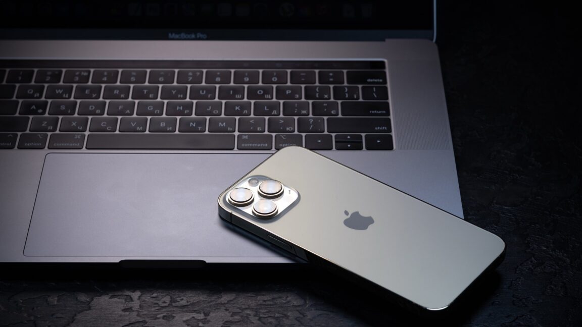 fbi-stymied-by-apple’s-lockdown-mode-after-seizing-journalist’s-iphone