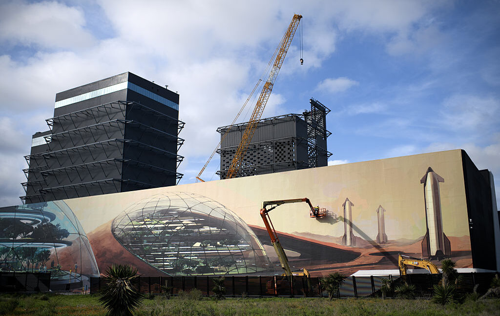 why-would-elon-musk-pivot-from-mars-to-the-moon-all-of-a-sudden?