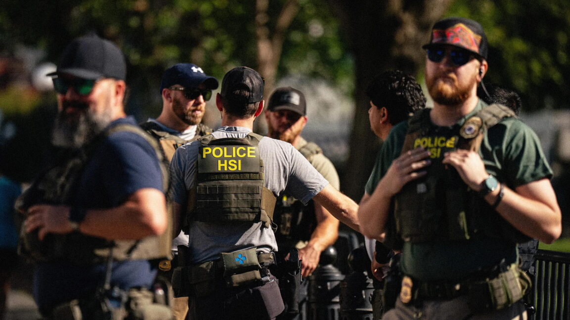 inside-the-dhs-forum-where-ice-agents-trash-talk-one-another